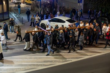 Ponieśli drewniany krzyż wzorem Chrystusa. Tak upamiętnili jego mękę