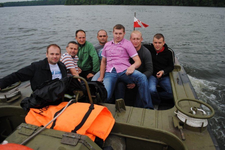 Dziewięciu stermotorzystów