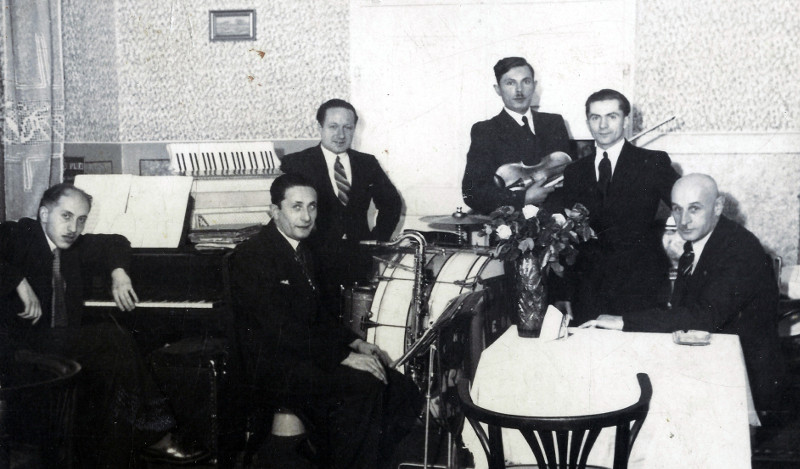 Z restauracji pod mur