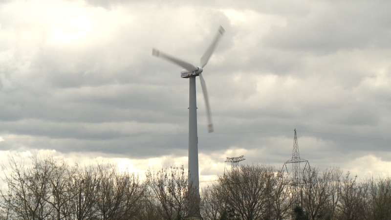Szalejąca elektrownia wiatrowa w Lubomyślu