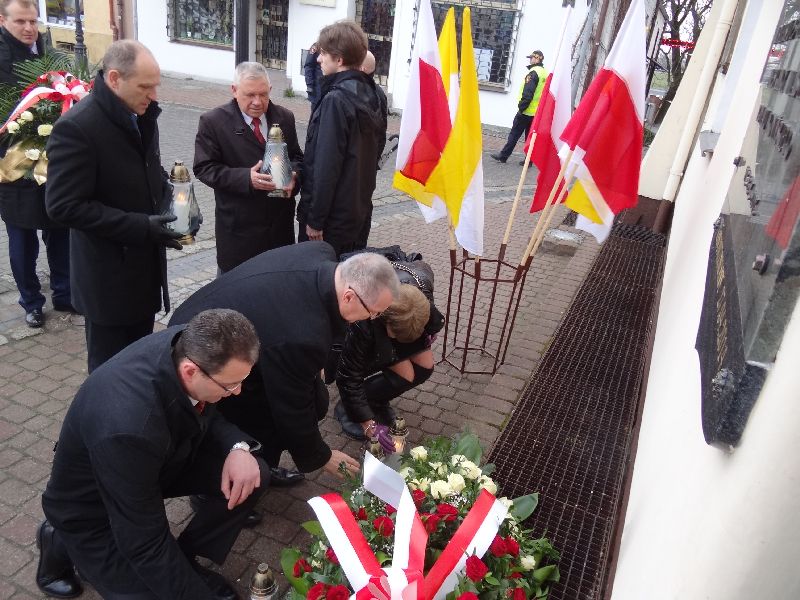 Kwiaty pod tablicą Jana Pawła II, honorowego obywatela Konina