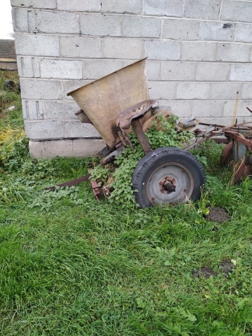 Kos, rozsiewacz nawoz&oacute;w