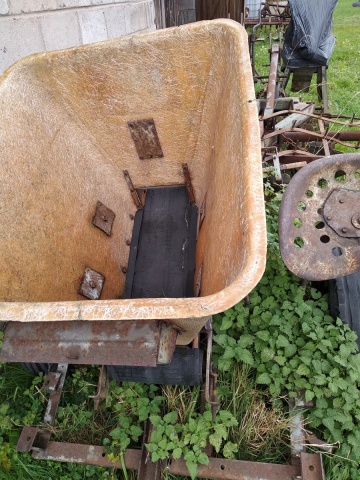 Kos, rozsiewacz nawoz&oacute;w