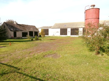 Okolice Ślesina – Dom z zabudowaniami gospodarczymi