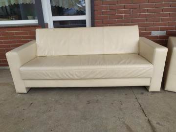 Sprzedam 2 sofy ze skóry