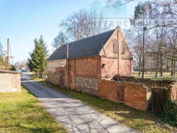 Nieruchomość komercyjna z potencjałem inwestycyjnym w Dobrej