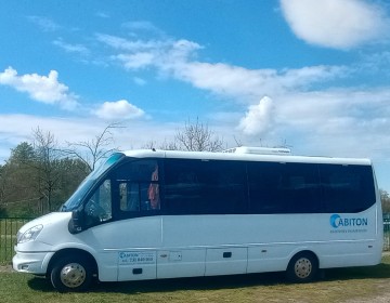 Przew&oacute;z os&oacute;b, transport, transfer na lotniska