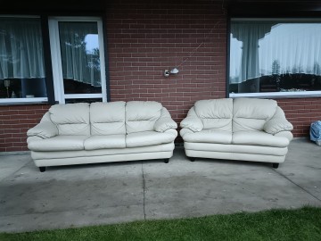 Sprzedam 2 sofy ze sk&oacute;ry