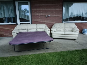 Sprzedam 2 sofy ze sk&oacute;ry