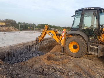 Wyburzenia  budynk&oacute;w kucie betonu młotami hydraulicznymi