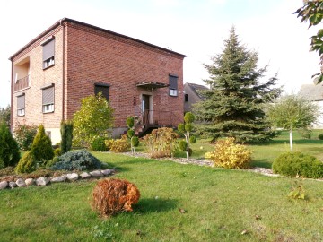 Okolice Ślesina &ndash; Dom z zabudowaniami gospodarczymi