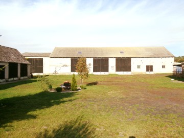 Okolice Ślesina &ndash; Dom z zabudowaniami gospodarczymi