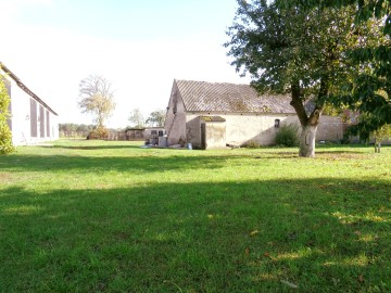 Okolice Ślesina &ndash; Dom z zabudowaniami gospodarczymi