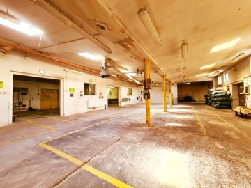 Nieruchomość mieszkalna z halą produkcyjną