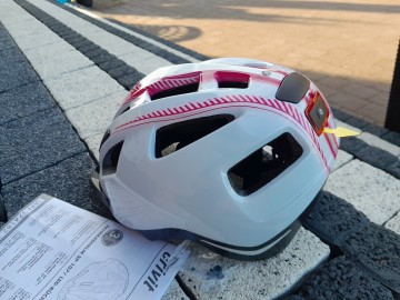 Kask rowerowy CRIVIT S/M z tylną lampką. Nowy