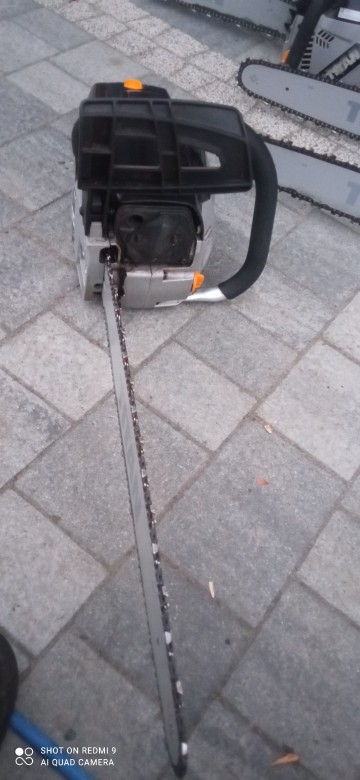 Duża piła spalinowa