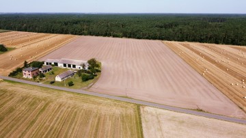 Okolice Ślesina – Dom z zabudowaniami gospodarczymi