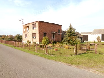 Okolice Ślesina – Dom z zabudowaniami gospodarczymi