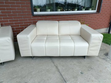 Sprzedam dwie sofy 2,3  ze sk&oacute;ry