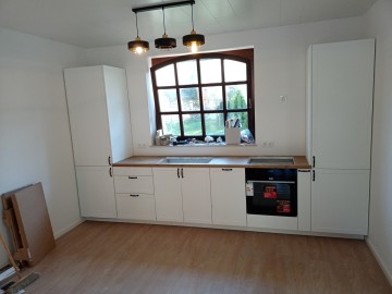 Składanie mebli z paczek