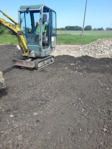 Usługi glebogryzarką, minikoparką, transport wywrotką 3,5T