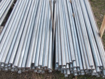 Słupki ogrodzeniowe ocynkowane fi 55 mm, dł. 2 m, 26zł/szt.