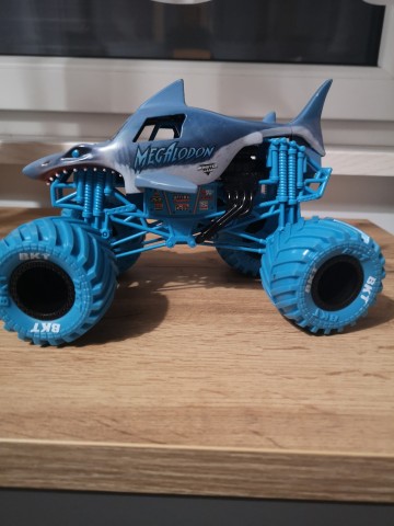 sprzedam samoch&oacute;d rekin monster