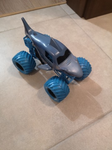 sprzedam samoch&oacute;d rekin monster