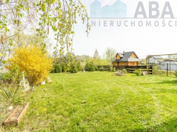 Drewniany domek letniskowy przy linii brzegowej jeziora Popi