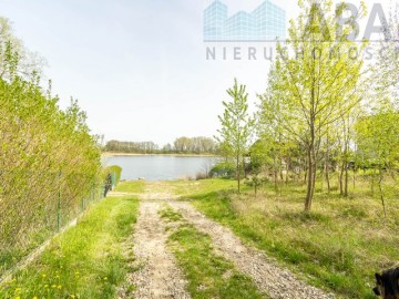 Drewniany domek letniskowy przy linii brzegowej jeziora Popi