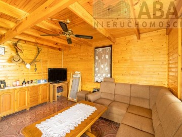 Drewniany domek letniskowy przy linii brzegowej jeziora Popi