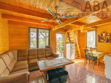 Drewniany domek letniskowy przy linii brzegowej jeziora Popi