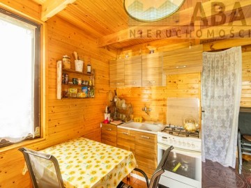 Drewniany domek letniskowy przy linii brzegowej jeziora Popi