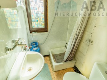 Drewniany domek letniskowy przy linii brzegowej jeziora Popi