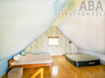 Drewniany domek letniskowy przy linii brzegowej jeziora Popi