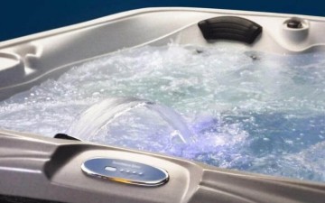 Jacuzzi do domu na taras do ogrodu