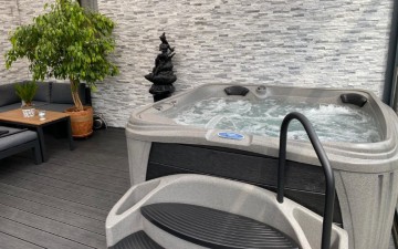 Jacuzzi do domu na taras do ogrodu