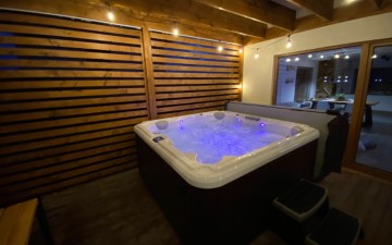 Jacuzzi do domu na taras do ogrodu