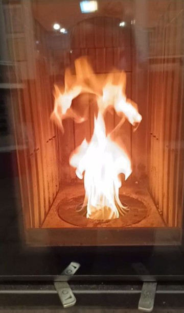 Hybrydowy akumulacyjny piec kominkowy bez prądu.