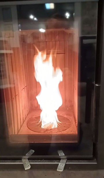 Hybrydowy akumulacyjny piec kominkowy bez prądu.