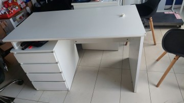 Biurko białe 60/118 cm 4 szuflady