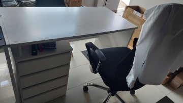 Biurko białe 60/118 cm 4 szuflady