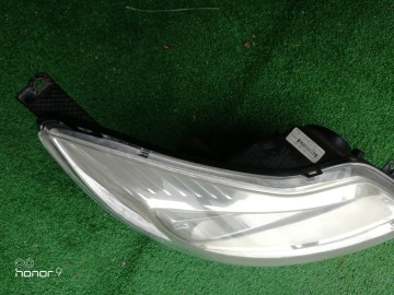 Lampa przednia prawa Ford Focus 2011r