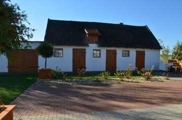 Dom z garażem i budynkiem gospodarczym na sprzedaż w Leśnicy