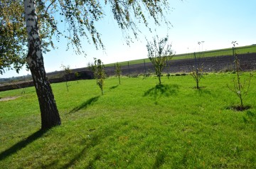 Sprzedam działkę budowlaną z budynkiem gospodarczym i wiatą