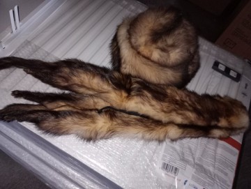 Czapki i kołnierz z czas&oacute;w PRL-u