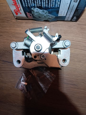 ZACISK HAMULCOWY CHRYSLER TOWN&COUNTRY DODGE GC 08-16 R