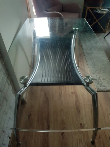 * ST&Oacute;Ł  ZE SZKLANYM BLATEM *