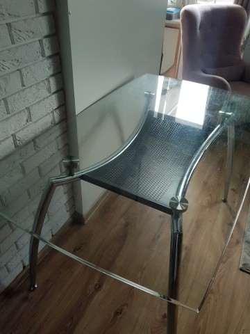 * ST&Oacute;Ł  ZE SZKLANYM BLATEM *