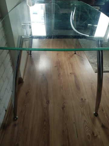 * ST&Oacute;Ł  ZE SZKLANYM BLATEM *